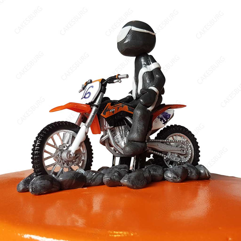 Coruna-Spain. Wedding cake in the shape of tires and with the brand and the  official colors of the KTM motorcycle brand with miniature motorcycles  Stock Photo - Alamy